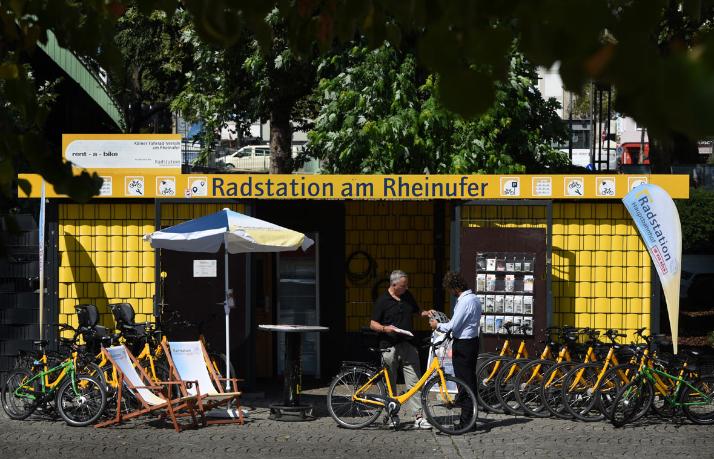 Radstation am Rheinufer